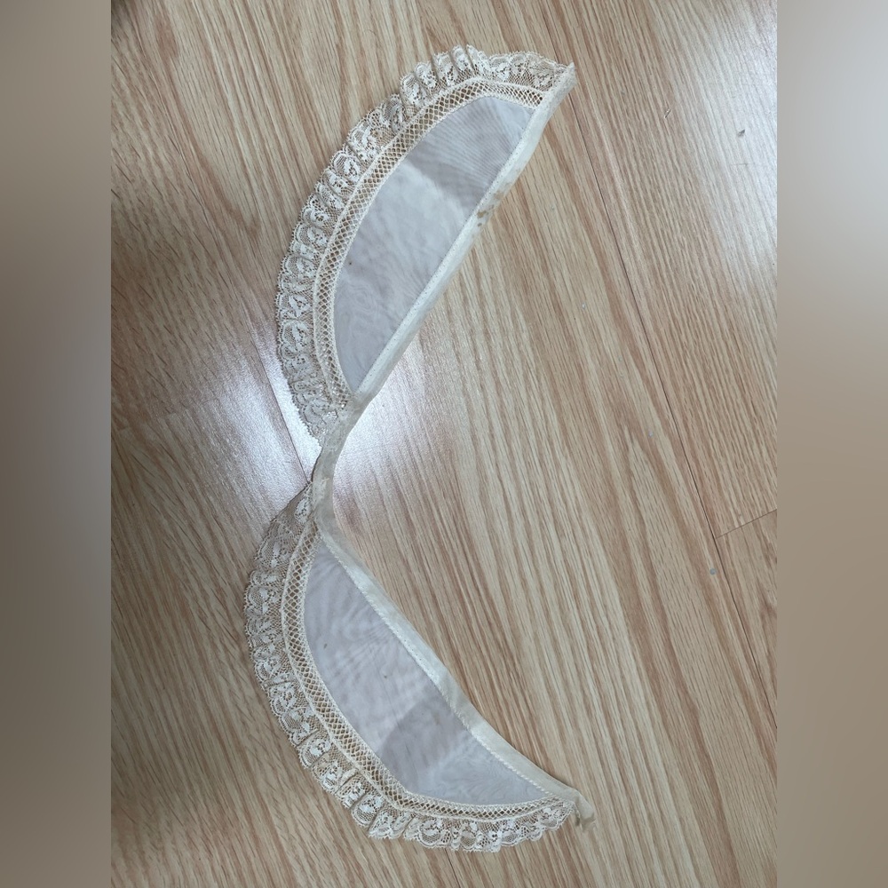 Antique  Cream lace collar